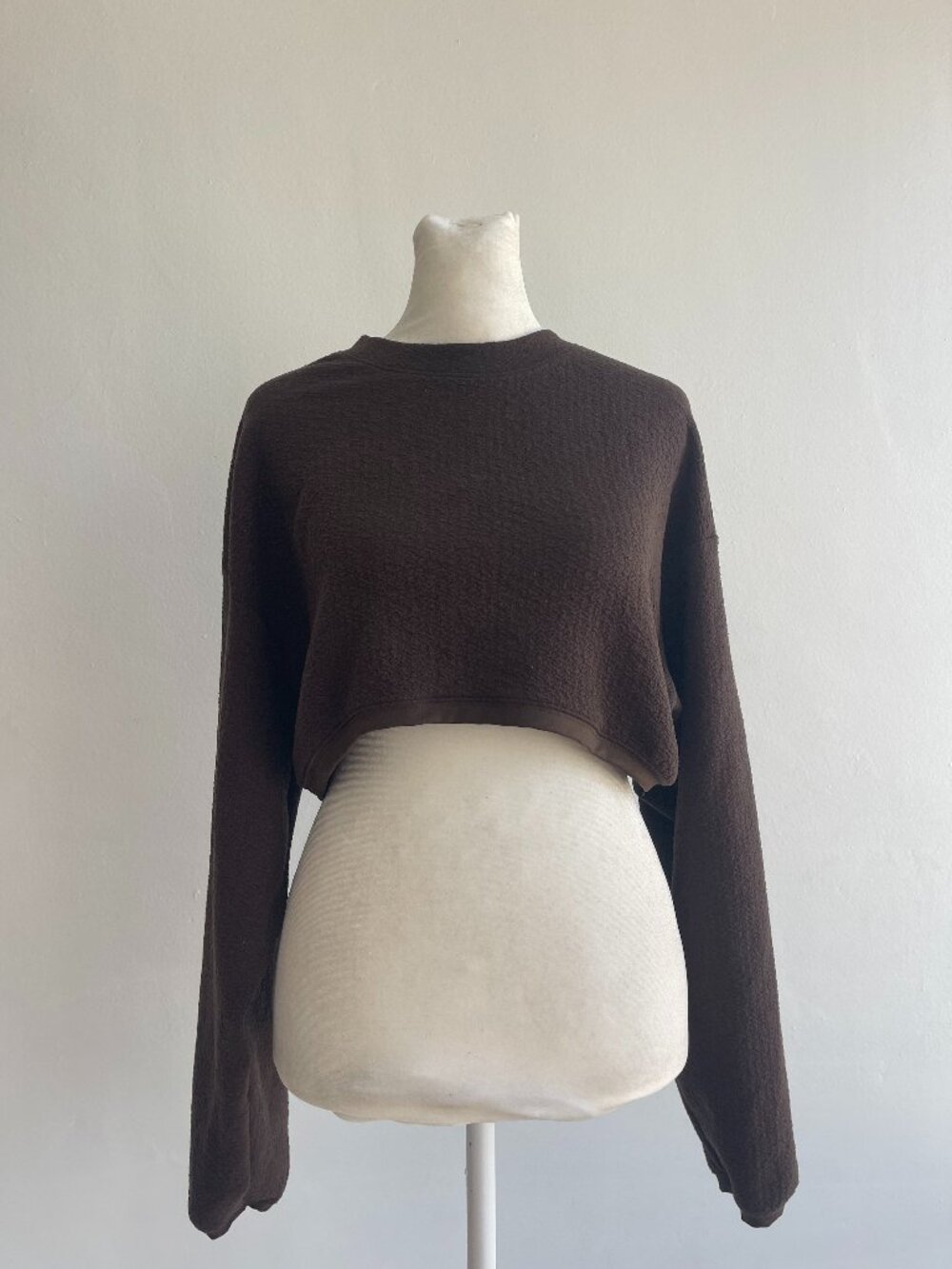 ALO Yoga Espresso Cropped Textured Crewneck